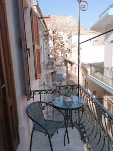 un patio con tavolo e sedie su un balcone di THEOS APARTMENTS a Calimno (Kalymnos)
