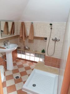 un bagno con doccia e lavandino di THEOS APARTMENTS a Calimno (Kalymnos) Altre 23 foto