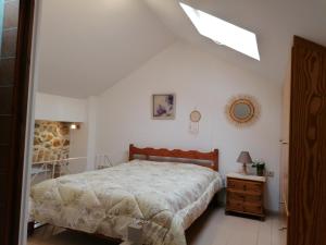 una camera da letto con un letto e uno specchio sul muro di THEOS APARTMENTS a Calimno (Kalymnos)