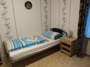 Llit o llits en una habitació de FeWo Schwalbennest