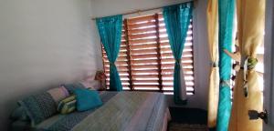 Posteľ alebo postele v izbe v ubytovaní Guava Grove Resort & Villas