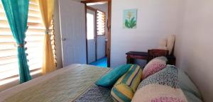 Posteľ alebo postele v izbe v ubytovaní Guava Grove Resort & Villas