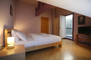 - une chambre avec un grand lit et une télévision dans l'établissement Apart-Hotel David, à Tbilissi