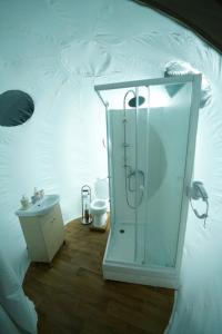 baño blanco con ducha y lavamanos en Balloon Suites with Sky View, en Nea Moudania