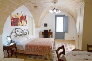 a bedroom with a bed and a table and a table sidx sidx sidx at Don Pedro di Toledo in Monopoli