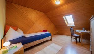 Letto o letti in una camera di Hotel Garni Bären Rüegsau