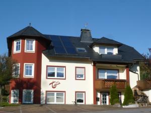 una casa con paneles solares en el techo en Haus Talblick en Willingen
