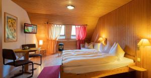 una camera da letto con un grande letto in una camera in legno di Hotel Garni Bären Rüegsau a Ruegsau
