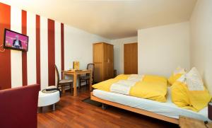Letto o letti in una camera di Hotel Garni Bären Rüegsau