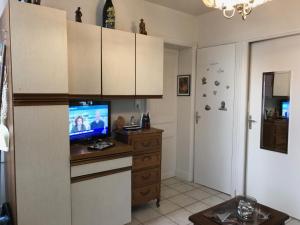 una cucina con scrivania e TV di L'étape, Appartement près voie verte, randonnées a Pouilly-sous-Charlieu