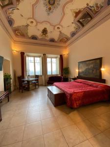 een slaapkamer met een bed met een rode sprei bij Vogue Hotel Arezzo in Arezzo