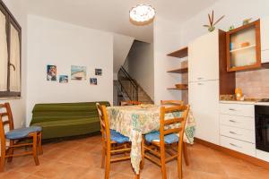 eine Küche und ein Esszimmer mit einem Tisch und Stühlen in der Unterkunft Acqua Marina in Custonaci