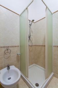 uma casa de banho com um chuveiro, um WC e um lavatório. em Acqua Marina em Custonaci