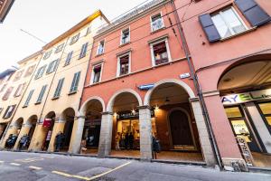 una fila di edifici in una strada con negozi di Morgana sotto le torri CENTRO STORICO a Bologna