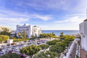 una vista aérea de un aparcamiento frente al océano en Castillo San Luis, en Torremolinos