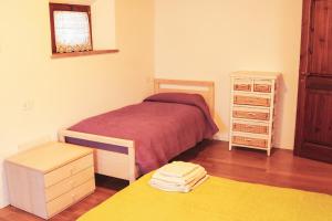 een kleine slaapkamer met een bed en een dressoir bij il mulino in Santarcangelo di Romagna