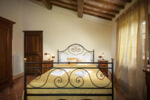 a bedroom with a large bed in a room at Agriturismo Cerreto in Pienza