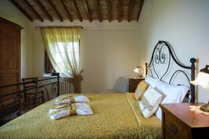 a bedroom with a bed with towels on it at Agriturismo Cerreto in Pienza