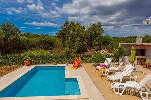 Bazén v ubytovaní Holiday house Nena with pool alebo v jeho blízkosti
