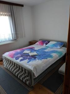 庫普雷斯的住宿－Apartmani Matko，卧室内的一张床位,配有两条毛巾