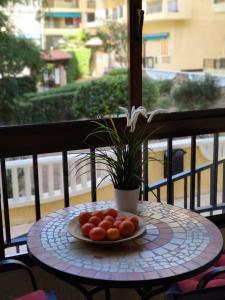 ラ・マタにあるApartment Doris - La Mataのバルコニーのテーブルにトマトの皿