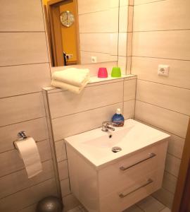 a bathroom with a sink and a mirror at Havelapartments in Berlin