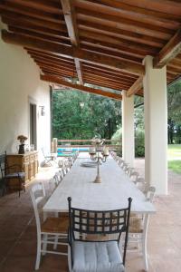 CastagnoにあるVilla Montignosoのパティオ(大きな白いテーブル、椅子付)