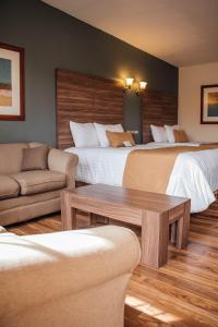 a hotel room with two beds and a couch at Best Western Cumbres Inn Cd. Cuauhtemoc in Cuauhtémoc