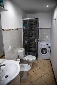 uma casa de banho com um WC, um lavatório e uma máquina de lavar roupa em Casa Vacanze Etna em Linguaglossa