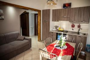 A kitchen or kitchenette at Casa Vacanze Etna