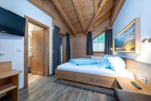 Un pat sau paturi într-o cameră la Alpenresort Thanner