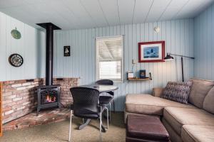 a living room with a couch and a fireplace at Kiwi's Cottage in Gleneden Beach