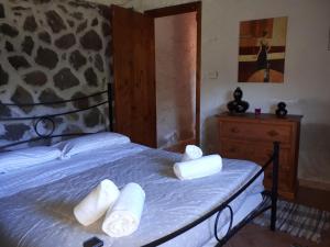 Un dormitorio con una cama con toallas. en Villa Vecchio, en Castiglione di Sicilia 32 fotos más