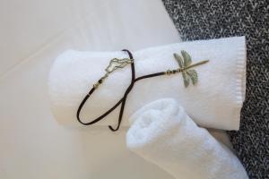 een paar handschoenen en een bril op een servet bij Ispal Apartment & ParkingOptional Seville Historic Center vutse06601 in Sevilla