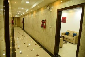 a hallway with a fire extinguisher on the wall at شقق جنان المفروشة Jenaan Apartments in Najran