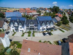 eine Luftansicht eines Hauses mit Sonnenkollektoren auf den Dächern in der Unterkunft Leidringer Gästehaus in Rosenfeld