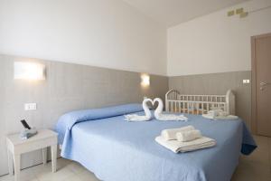 1 dormitorio con 2 cisnes en una cama con toallas en Hotel Carillon, en Bellaria-Igea Marina