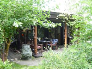 a patio with a table and chairs in a garden at Norwegisches Holzhaus in Neuruppin