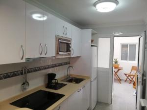 Kuchyňa alebo kuchynka v ubytovaní Trip Canteras, new Beach Apartment