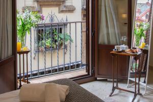 einen Balkon mit einem schmiedeeisernen Zaun und Blumen in der Unterkunft Ispal Apartment & Parking Seville Historic Center vutse06601 in Sevilla