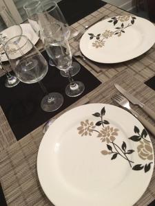 een tafel met witte borden en wijnglazen erop bij Plage et Mer Service Tout Compris in Cabourg +21 foto's