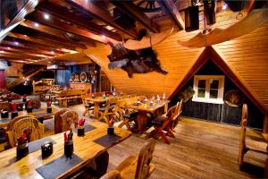 ein Restaurant mit Holzböden, Tischen und Stühlen in der Unterkunft Hotel Viking in Hafnarfjördur