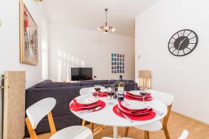 Televízia a/alebo spoločenská miestnosť v ubytovaní Apartman Lussi