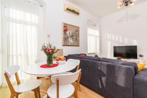 Televízia a/alebo spoločenská miestnosť v ubytovaní Apartman Lussi