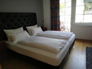 Ein Bett oder Betten in einem Zimmer der Unterkunft Hotel garni Altes Winzerhaus Moselschänke