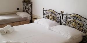 ミラノにあるDimora Storicaのベッドルーム1室(ベッド2台、白い枕付)