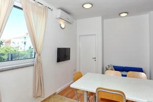 TV a/nebo společenská místnost v ubytování Apartments Maivjo