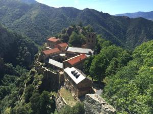 un edificio en la ladera de una montaña en Maison les Ramparts, en Villefranche-de-Conflent