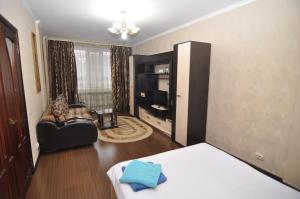 クルスクにあるАпартаменты на Советской 12のベッド、ソファ、テレビが備わる客室です。