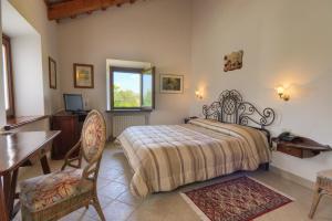 Un pat sau paturi într-o cameră la Il Girasole Country House